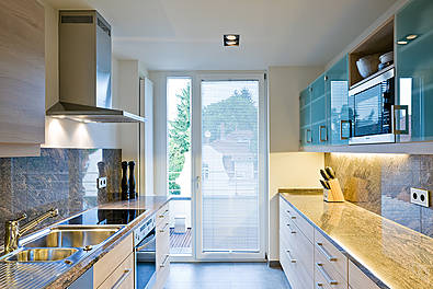 Küchenmöbel mit Granitplatte, Oberschränke mit satinierten Glastüren
