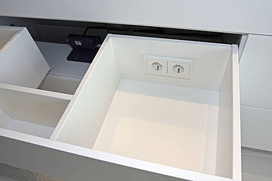 Waschtischauszug mit integrierter Steckdose