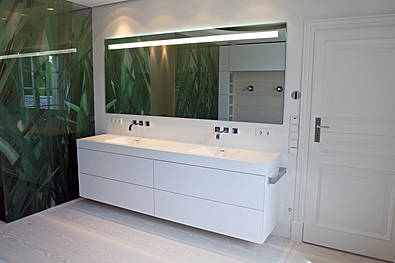 Waschtischmöbel mit beleuchtetem Spiegel und Spritzschutzwand